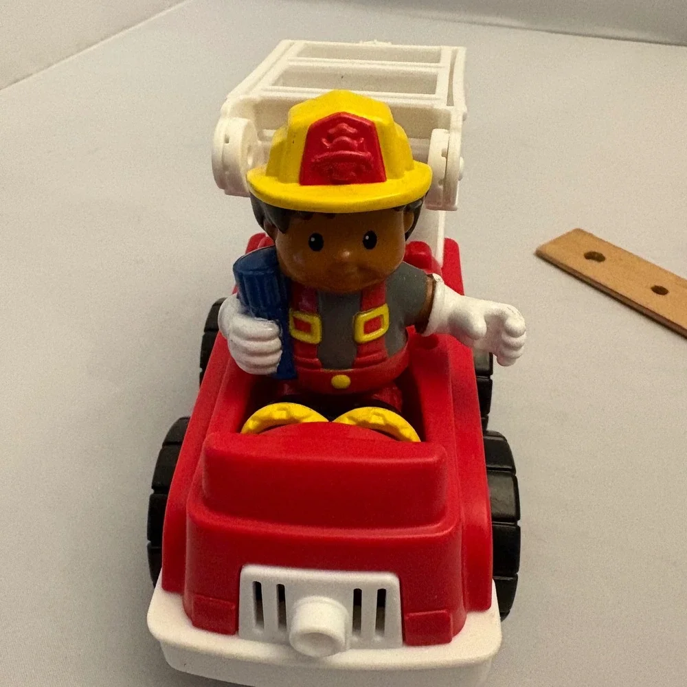 Fisher‎ Price Little People Fire Truck Firefighter Toy Ladder Vehicle 2010 FO